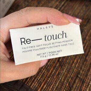 Haley’s Re-touch Soft Focus Setting Powder new